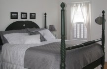 Современный дизайн спальной в сером цвете