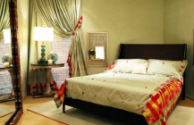 Современный дизайн спальной в ярком цвете