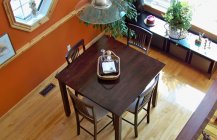 Современный дизайн столовой в коричневых тонах
