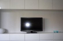 Большой телевизор на белой стене