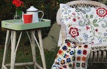 Кресло с подушкой в саду