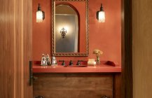 Ванная комната красно-коричневого цвета