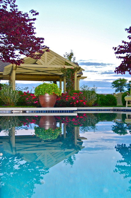 Декоративный бассейн с деревянной беседкой и яркими цветами