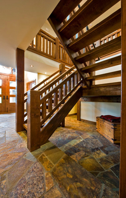 Дизайн деревянной лестницы блестяще гармонирующей с  интерьером дома
