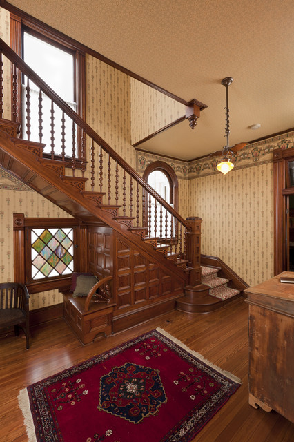 Дизайн деревянной лестницы в доме.