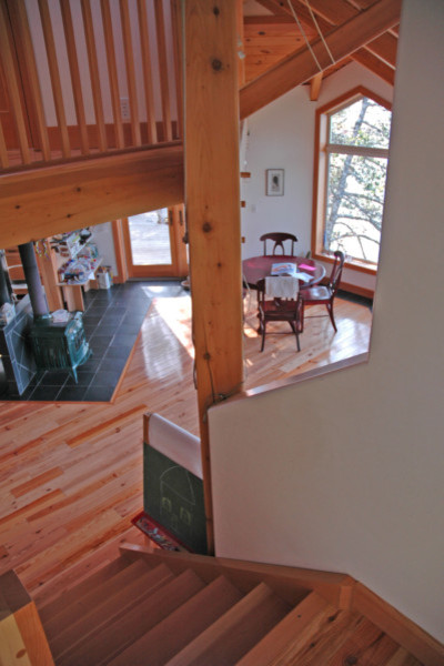Дизайн деревянной лестницы в многоэтажном доме.