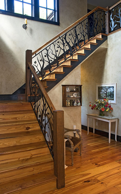 Дизайн интерьера лестницы с фигурными перилами