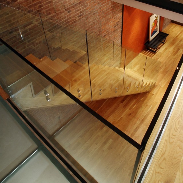 Дизайн лестницы из стекла и дерева.