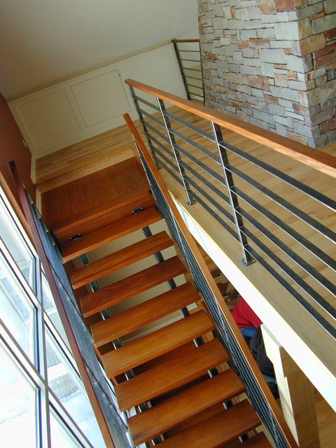 Дизайн лестницы на второй этаж в тёмных тонах