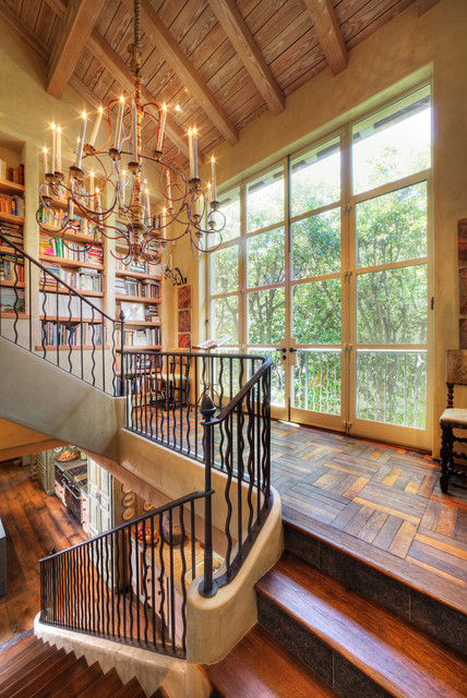 Дизайн лестницы в деревянном доме.