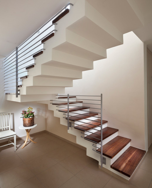 Дизайн лестницы в кремовом тоне 