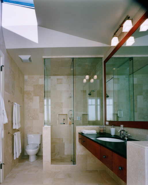 Дизайн просторной ванной комнаты с зеркалами