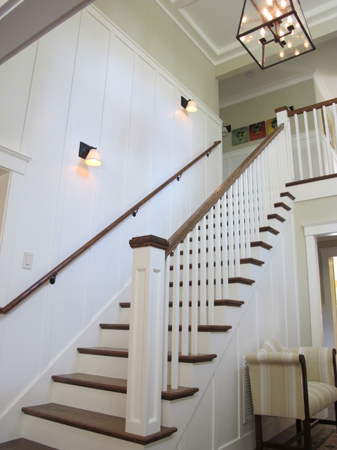 Дизайн современной лестницы в белом цвете