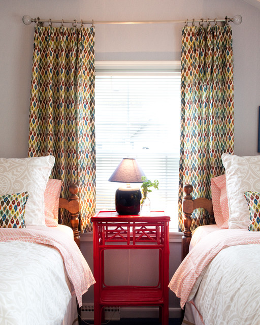 Дизайн спальни комнаты с красной тумбочкой
