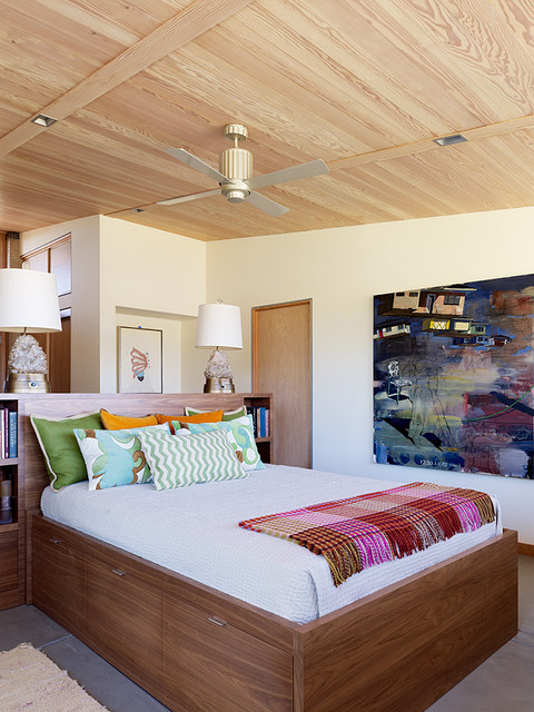 Дизайн спальни с деревянным потолком