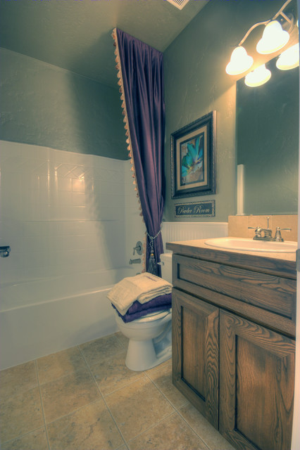 Дизайн ванной комнаты с деревянной раковиной