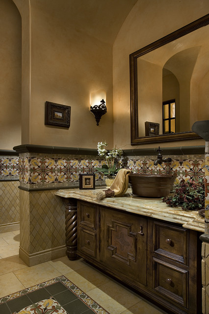 Дизайн ванной комнаты с орнаментальным рисунком и массивной мебелью
