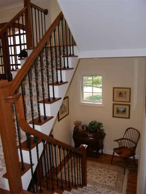 Элегантный дизайн интерьера лестницы в коричневых тонах