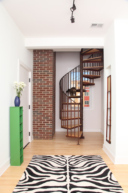 Фото деревяной винтовой лестницы в доме.
