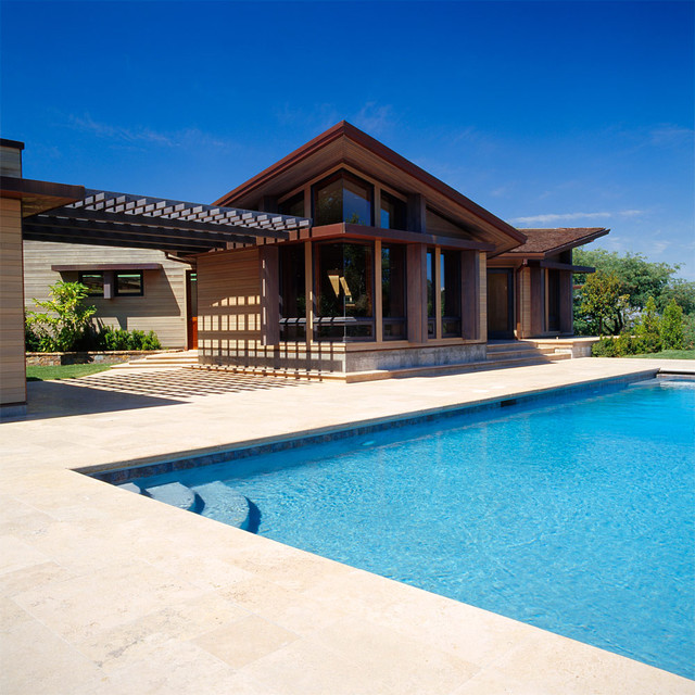 Фото экстерьера загородного дома с бассейном.