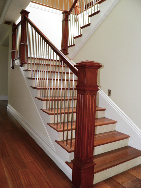 Фото лестницы в бело-коричневых тонах.