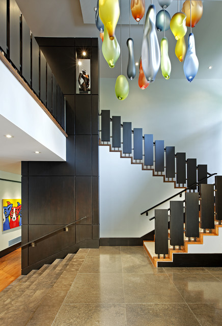 Фото лестницы в доме современного стиля.