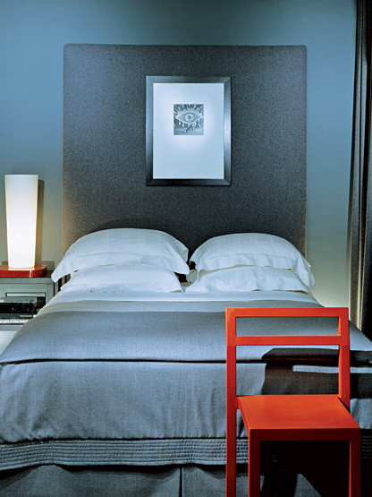 Фото спальной комнаты в голубых тонах.
