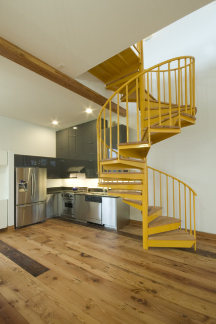 Фото винтовой лестницы желтого цвета.