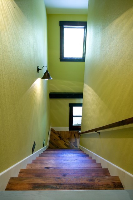 Фотография деревянной двухмаршевой лестницы.