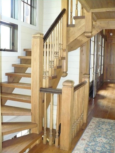 Фотография деревянной лестницы в интерьере