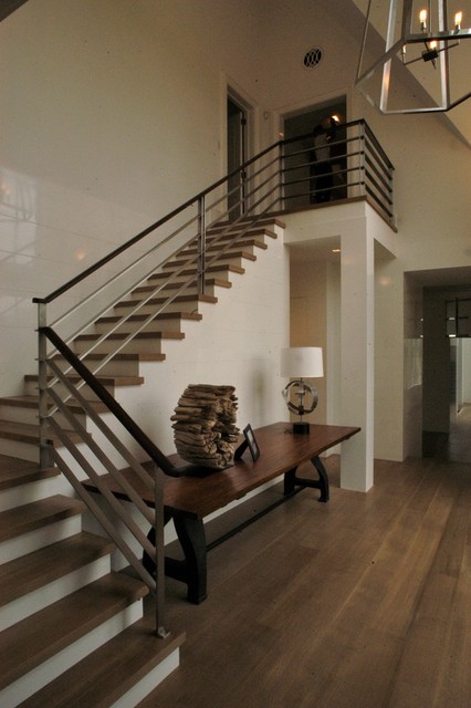 Фотография дизайна деревянной лестницы.