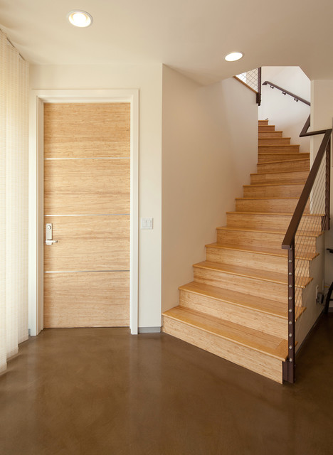 Фотография дизайна деревянной лестницы. 