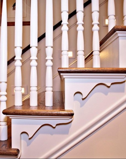 Фотография лестницы с белыми перилами