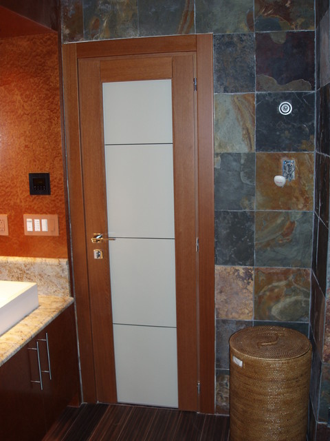 Фотография межкомнатной двери в интерьере  ванной комнаты.