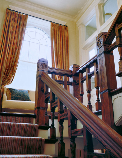Фотография современного дизайна деревянной лестницы
