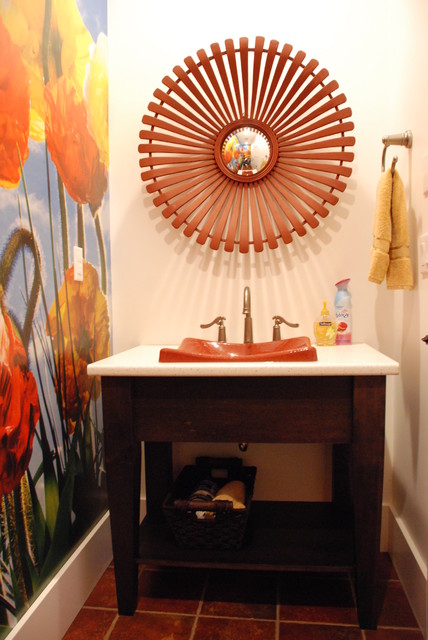Фотография туалетной комнаты с маками и зеркалом-солнцем