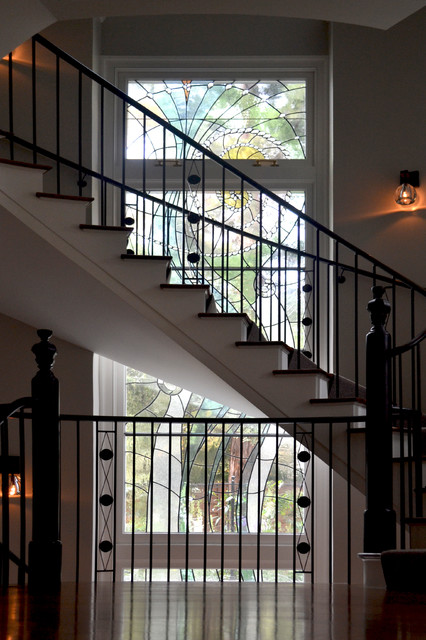Фотография удобной современной лестницы