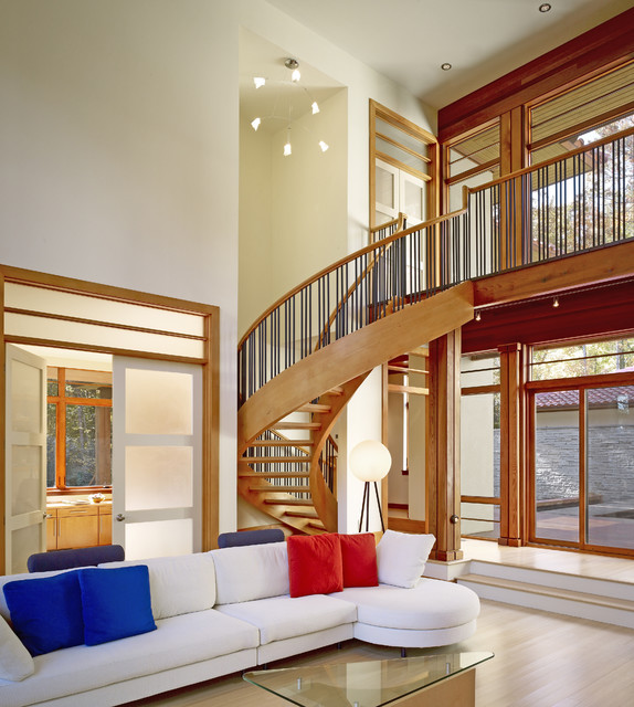 Интерьер гостиной с использованием деревянных текстур и белого цвета 