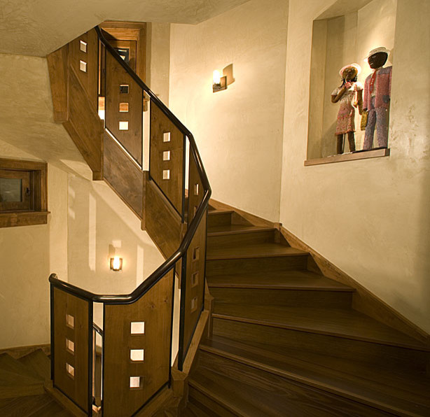 Интерьер лестницы с романтичными нотками.