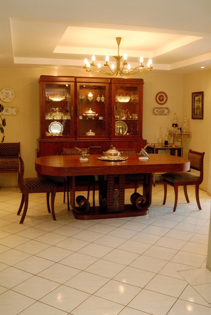 Интерьер роскошной столовой в класстчском стиле