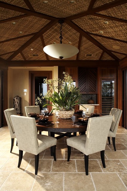 Интерьер столовой с использованием деревянных текстур 