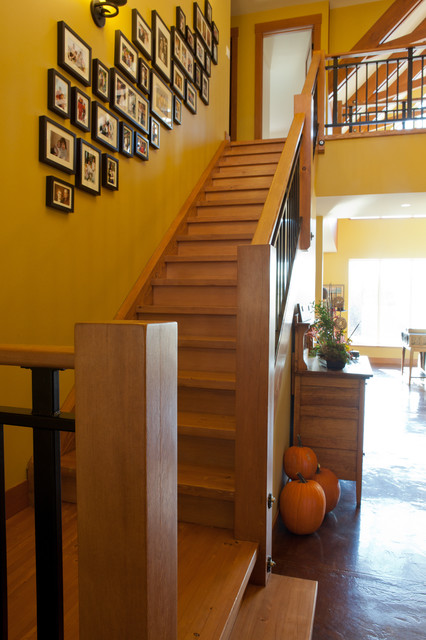 Интересный  дизайн лестницы в загородном доме