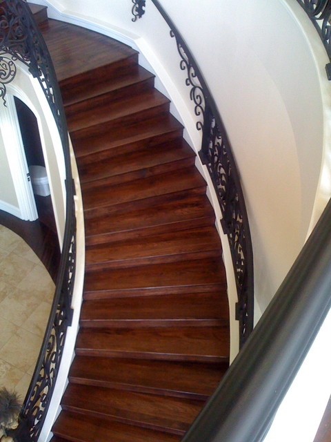 Изысканный дизайн лестницы с ажурными пирилами
