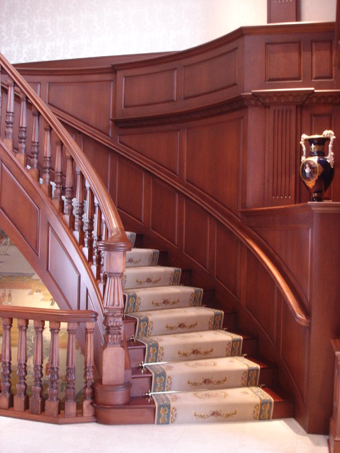 Классический дизайн оформления лестницы в однотонной цветовой гамме.