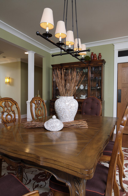 Классический интерьер столовой комнаты с элементами древесного декора.