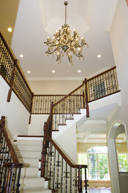 Многоярусный дизайн лестницы в стиле барокко
