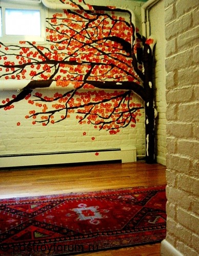 Необычная стена украшенная рисунком дерева