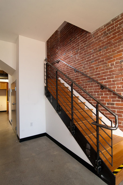 Оригинальный дизайн лестницы в комбинированном помещении