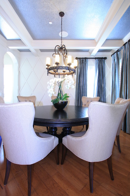 Прекрасный дизайн столовой комнаты с белыми креслами