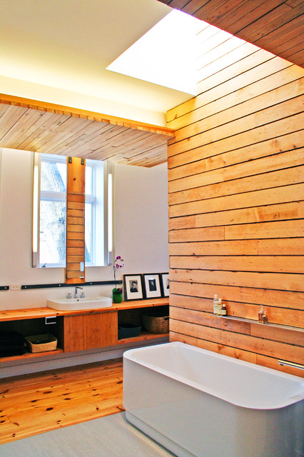 Прекрасный вид дизайнерской ванны с деревянными стенами